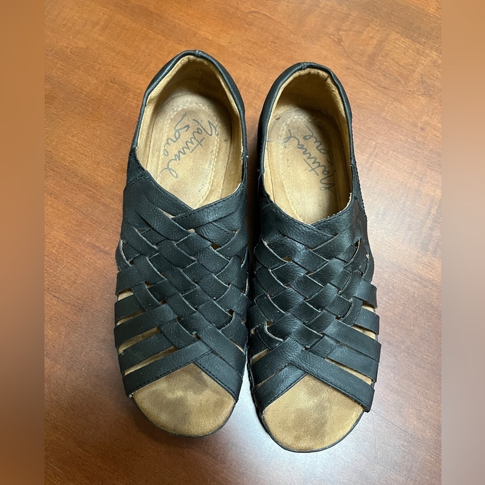Natural soul black sandals size 8